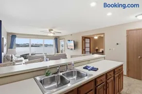 Parkside Escape - Seasonal Pool - Lake View - Pool View - Image 4