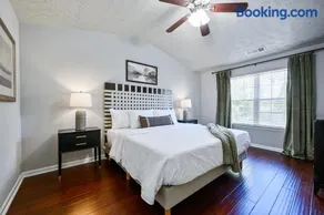 Stay In This Chic Townhome Near Olde Rope Mill - Image 2
