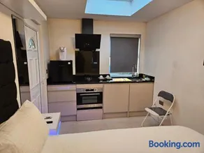 Studio for 2Guests-Parking-Garden-NearLondon-Ac - Image 3