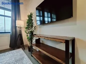 Cozy Philly Studio with Free Parking for Long Term Stays - Image 3