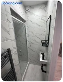 Cosy 1 Bedroom Studio with Private Entrance - Image 5