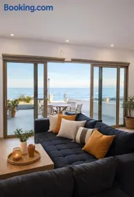 Waves Beachfront Apartment - Image 1