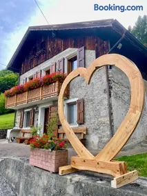 Panoramic Stay with Free Parking & Ski Slopes - Image 2