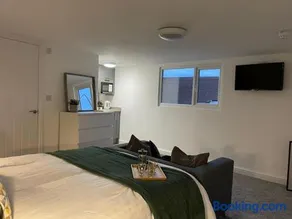 Large Group - 8 bedrooms - all ensuite, kitchenette - Image 2