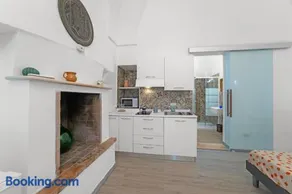 Casa Miggiano 6 BR Apartment in Town - Happy Rentals - Image 5