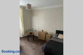 Preston Villa, spacious ground floor apartment - Image 4