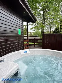 Birch Lodge 13 with Hot Tub - Image 1