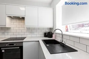 Waterfront 2 Bed Apartment - Free Parking & Wi-Fi - Image 4