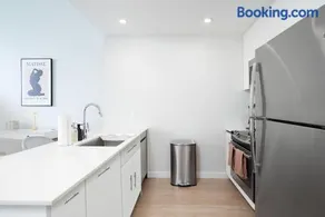Exclusive 1BR Apt with NYC View - Image 5
