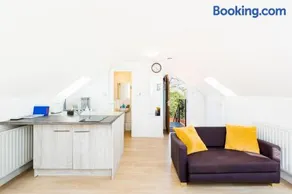Autumn Fair Availability - Solihull Studio by NEC with SuperKing bed plus Parking at Birmingham Contractor Stays - Image 1
