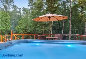 Heated Spa Pool and Golf Sim plus Hot Tub and Game Room in Hocking Hills - Image 3