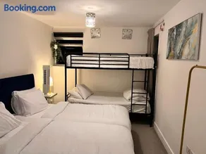 Bright & Stylish en-suite bedroom suitable for singles, couples, and families in a 2bed apartment - Image 4