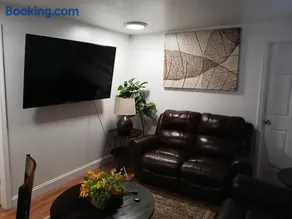 1BR Apartment - Unit B - With Parking and 10min Walk to NYC Train Station - Image 1