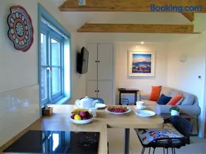Bond's Cottage Barn - Image 2