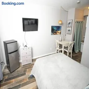 Luxury Suite in the Heart of Hamptons South Beach! - Image 4