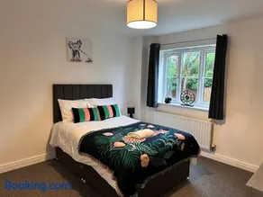 Rushden HUGE 6 Bed house with driveway - Image 4