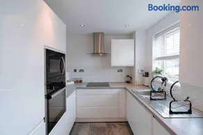 Stylish 2-Bedroom Home, Sleeps 5, High-Speed Wi-Fi, Near NEC & BHX - Image 5