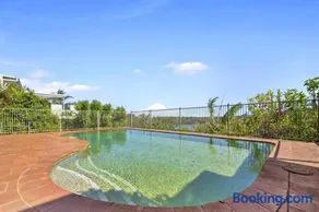 River View Oasis: Spacious 3-Bed House with Pool - Image 1