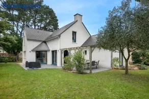 Grande maison familiale avec piscine et jardin - Image 2