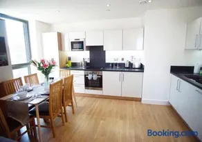 Spacious 2BR 2BA Apartment with Balcony & Free Parking - Near ExCeL & City Airport - Image 4
