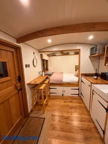 The Hereford Hut, Charming 1 bedroom Shepherds Hut - Image 3