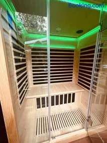 Gorgeous 3 bedroom raked ceiling cabin on the hill - Image 5