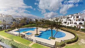Appartement de vacances adapté aux familles avec piscine, jardin et terrasse - Image 2