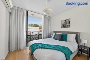 Redfern Penthouse - Stunning CBD views and Parking - Image 4
