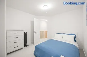 CEDAR Double Room with attached private Bathroom and Balcony in Toronto, ON, Canada - Image 1