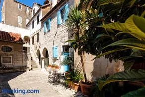 Old Town Luxury House - Image 2