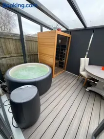 The garden spa at number 15 - Image 5