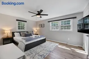 Oxon Hill Luxurious Home,5 min to MGM & National Harbor - Image 2