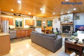 Snowline Hillside Chalet - Image 2