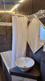 Chalet avec piscine dans un cadre verdoyant - Image 3