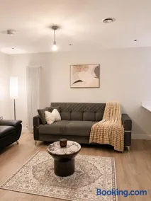 Modern apartment with private balcony - Image 2
