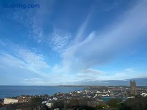 Amazing 2-bedroom apartment with lovely sea views - Image 2