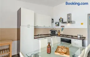 3 Bedroom Nice Apartment In Miskovici - Image 5