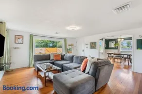 Charming Family-Friendly 2 Bedroom 1 Bathroom Retreat Near Astoria & Beach - Image 1