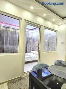 Luxury Paul apartment green, private & accessible - Image 5