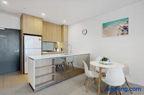 Urban Luxe Retreat - South Brisbane Boutique Apt w Free Carpark - Image 4