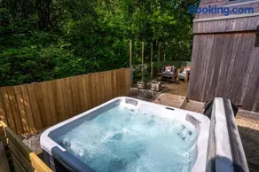 Mint Lodge 1BR with Hot Tub near Black Mountain - Image 2