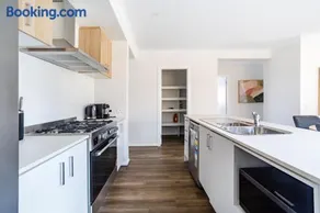 Modern Clyde Family Retreat - Image 4