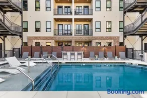 Upscale Music Row Corner Unit with Patio Rooftop with City View and Gym - Image 2