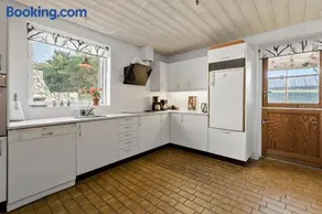 Logi i hus med kunst og have - Image 4