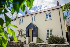 Tall Ships, 75m to harbour, secluded garden & parking for 3 cars - Image 3