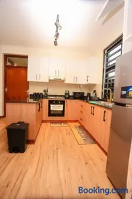 Yunia Luxury 1-Bed Apartment - Image 4
