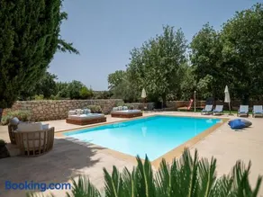 Villa Ellie - heated pool, playground, garden & BBQ! - Image 1