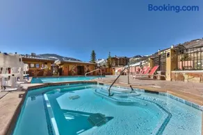 Best Location, Larger Upgraded 1 Bedroom, Pool, Ski in Ski Out C104 - Image 3