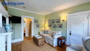 Commanders Cabin, quaint apt steps to downtown - Image 3
