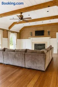 Luxury 7-Bedroom Villa with Pool in Glen Head - Image 2